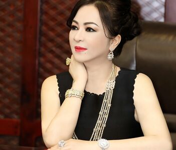 CĐM ‘choáng váng’ khi nghe giá loạt đồ trang sức bà Phương Hằng đeo trong phiên livestream ngày 29/9 - Cửa lõi thép vân gỗ là sản phẩm quan trọng cho mọi công trình